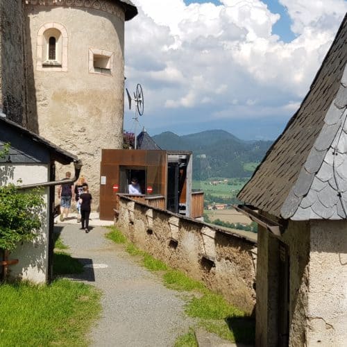 Spaziergang und Wanderweg auf die Burg Hochosterwitz in Kärnten. Mit Lift auch barrierefrei.