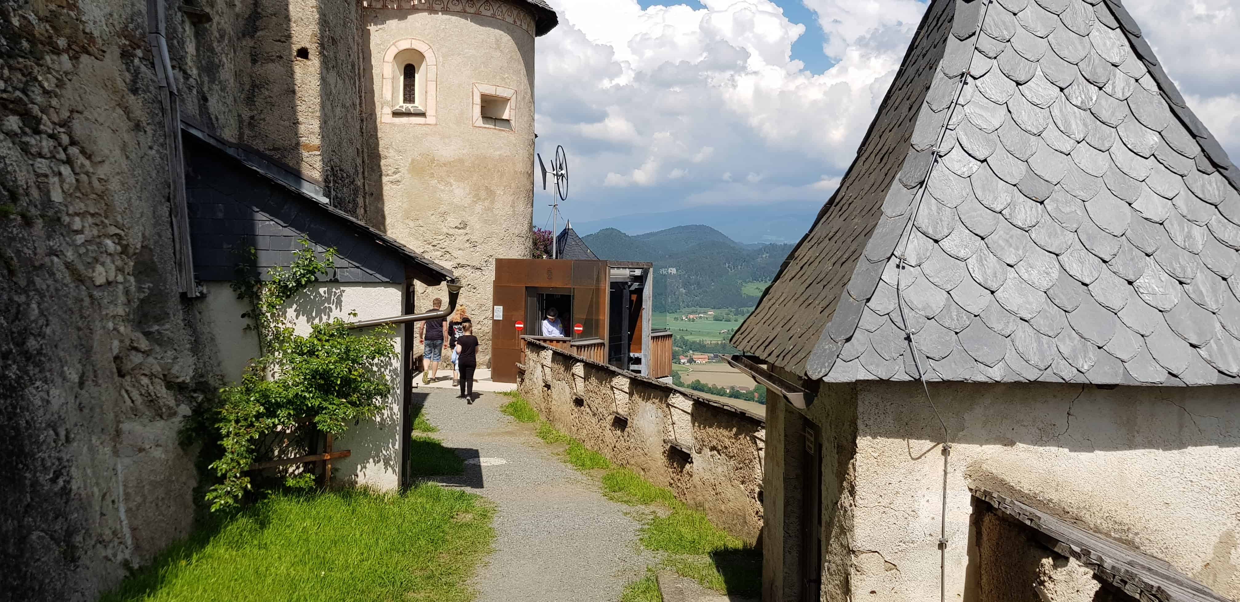 Spaziergang und Wanderweg auf die Burg Hochosterwitz in Kärnten. Mit Lift auch barrierefrei.