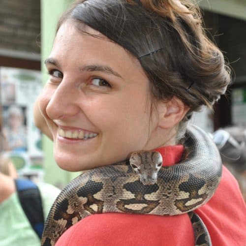 Mitarbeiterin mit Schlange im kinderfreundlichen Reptilienzoo Happ in Kärntens Landeshauptstadt Klagenfurt am Wörthersee