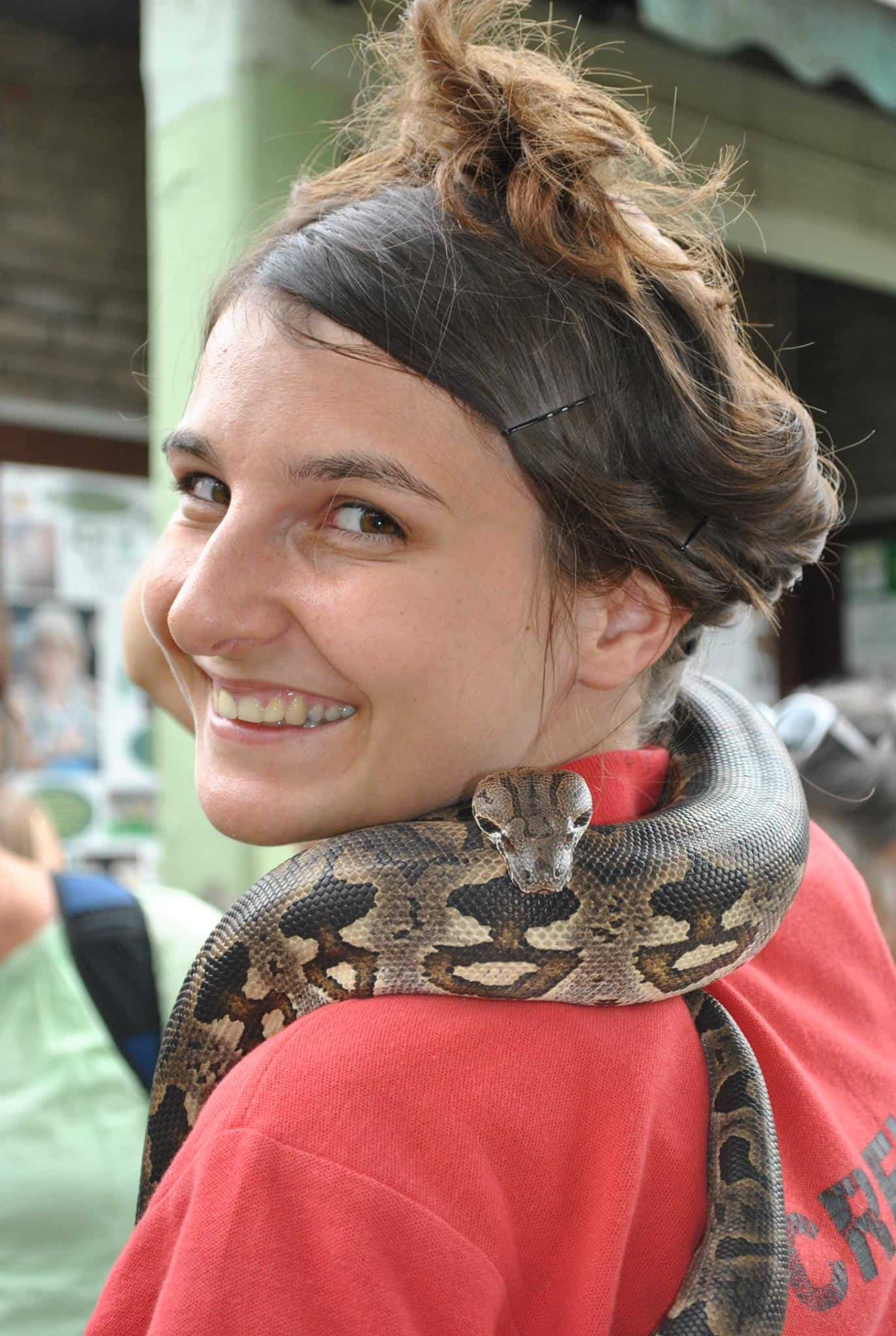 Mitarbeiterin mit Schlange im kinderfreundlichen Reptilienzoo Happ in Kärntens Landeshauptstadt Klagenfurt am Wörthersee