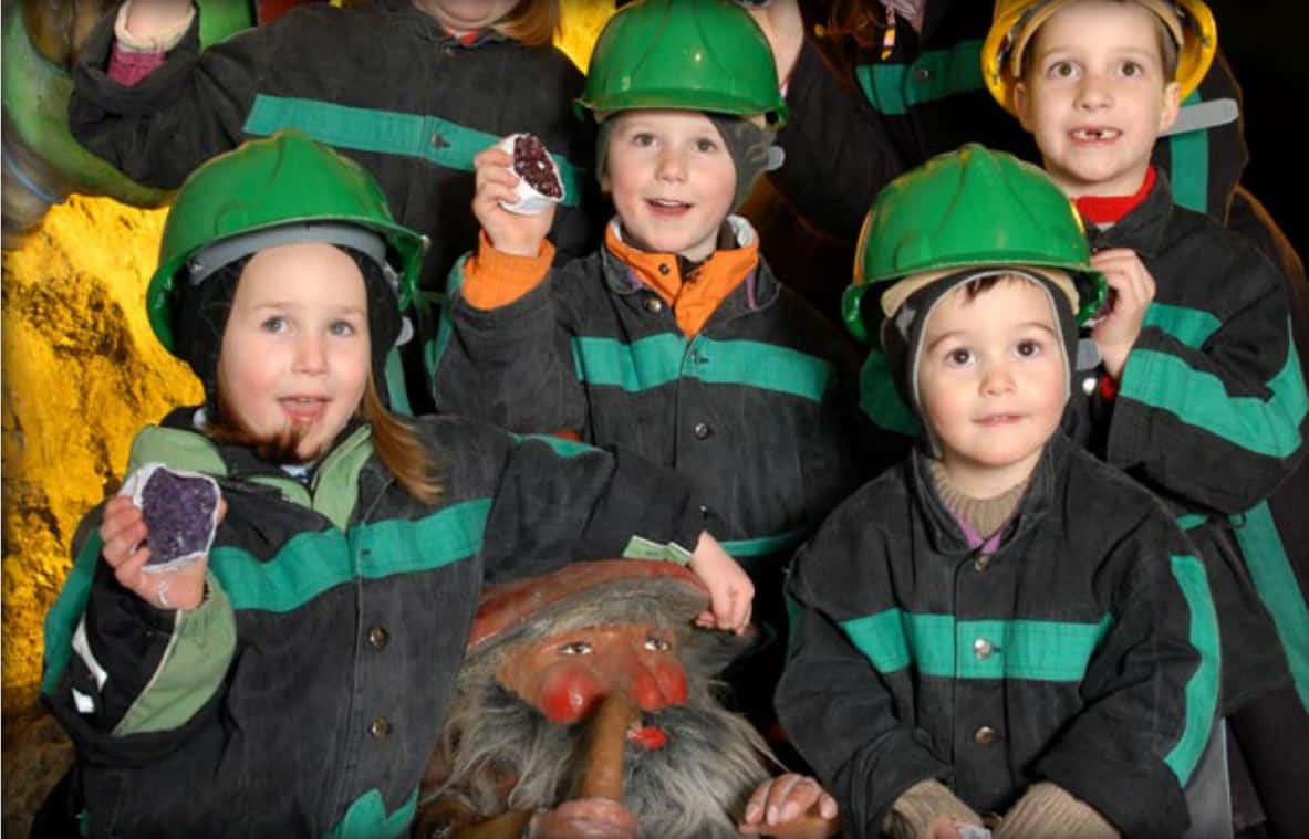 Kinder im Schaubergwerk Terra Mystica und Montana bei Villach in Bad Bleiberg - kinderfreundliche Stollenführung