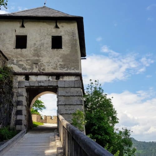 Fußweg zum Ausflugsziel Burg Hochosterwitz durch die historischen Tore der Burganlage.