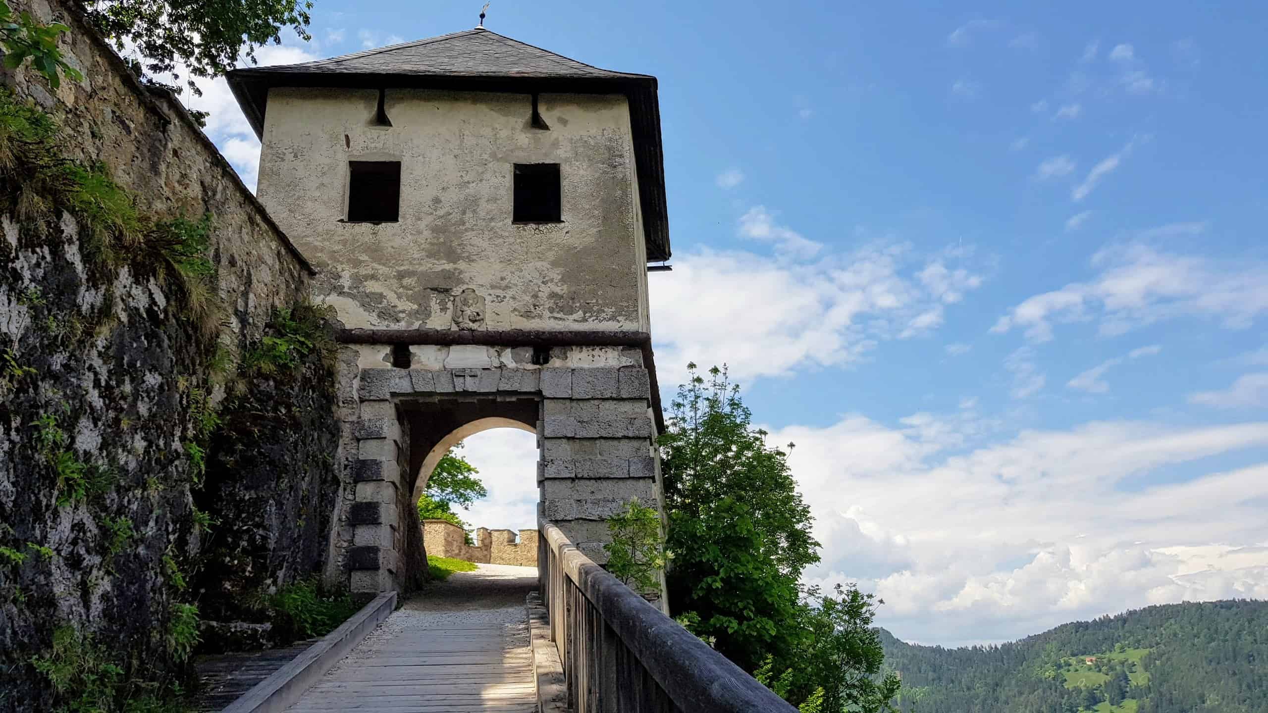 Fußweg zum Ausflugsziel Burg Hochosterwitz durch die historischen Tore der Burganlage.