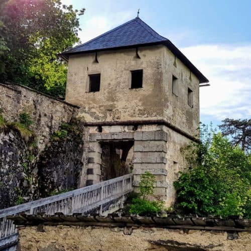 Durch die Tore beim Aufgang auf die Burg Hochosterwitz in Österreich