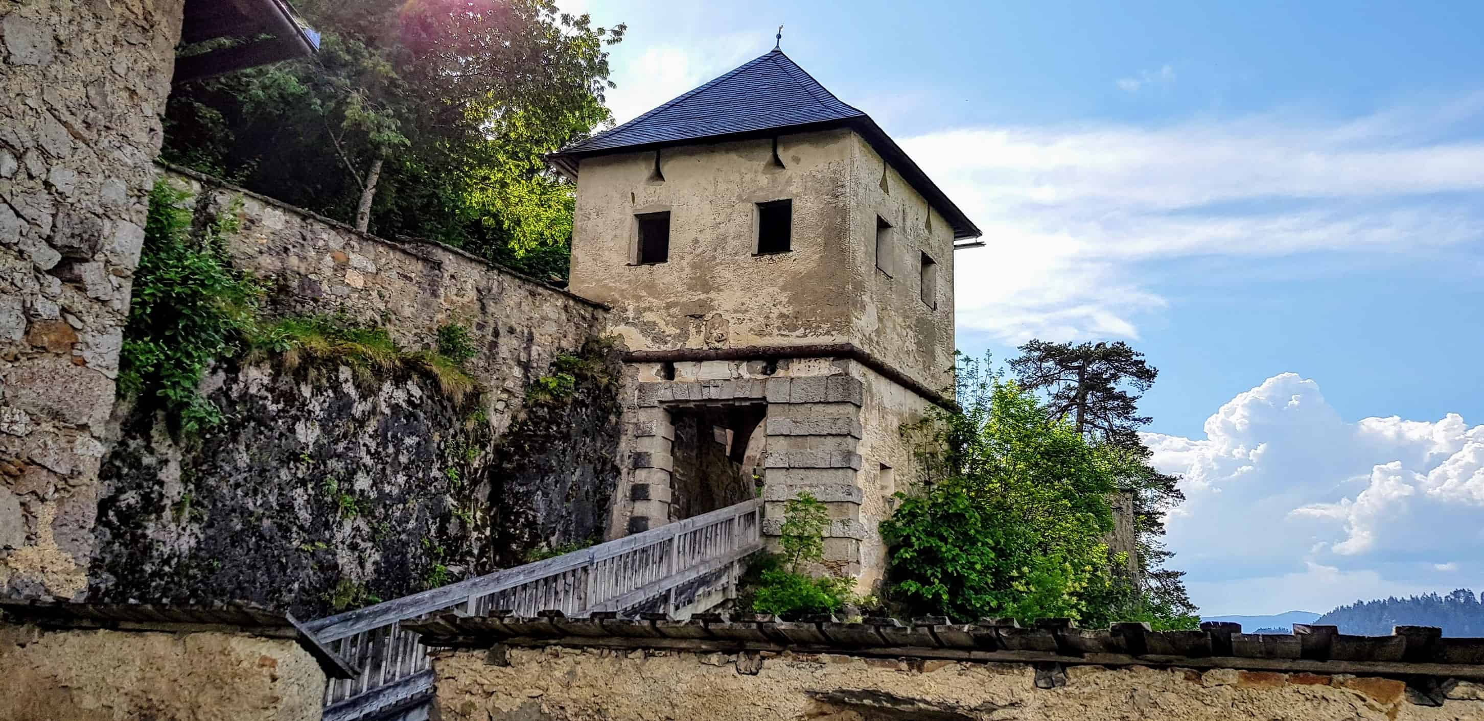 Durch die Tore beim Aufgang auf die Burg Hochosterwitz in Österreich