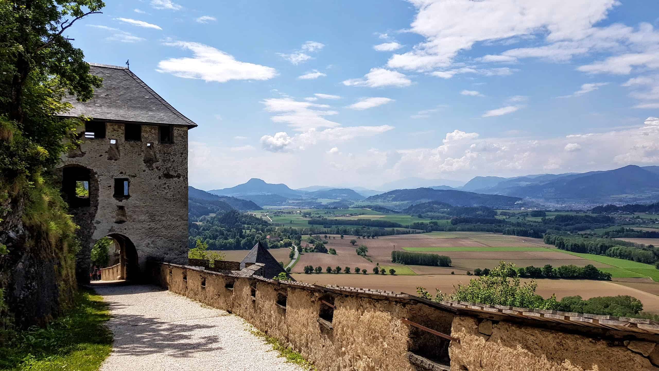 Traumhafte Wanderung auf die Burg Hochosterwitz in Kärnten - durch die Tore und mit schöner Aussicht