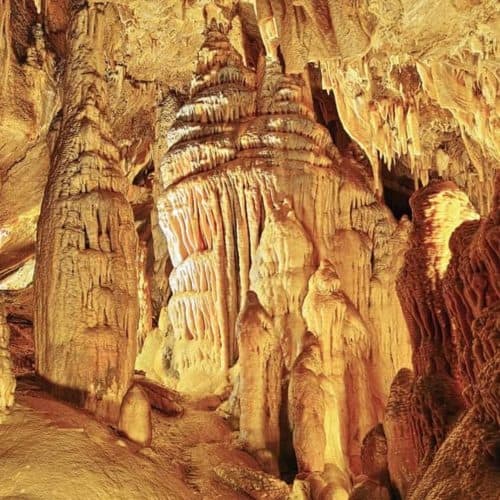 Durch schöne Grotten bei Höhlenführung im Ausflugsziel Obir Tropfsteinhöhlen in Südkärnten