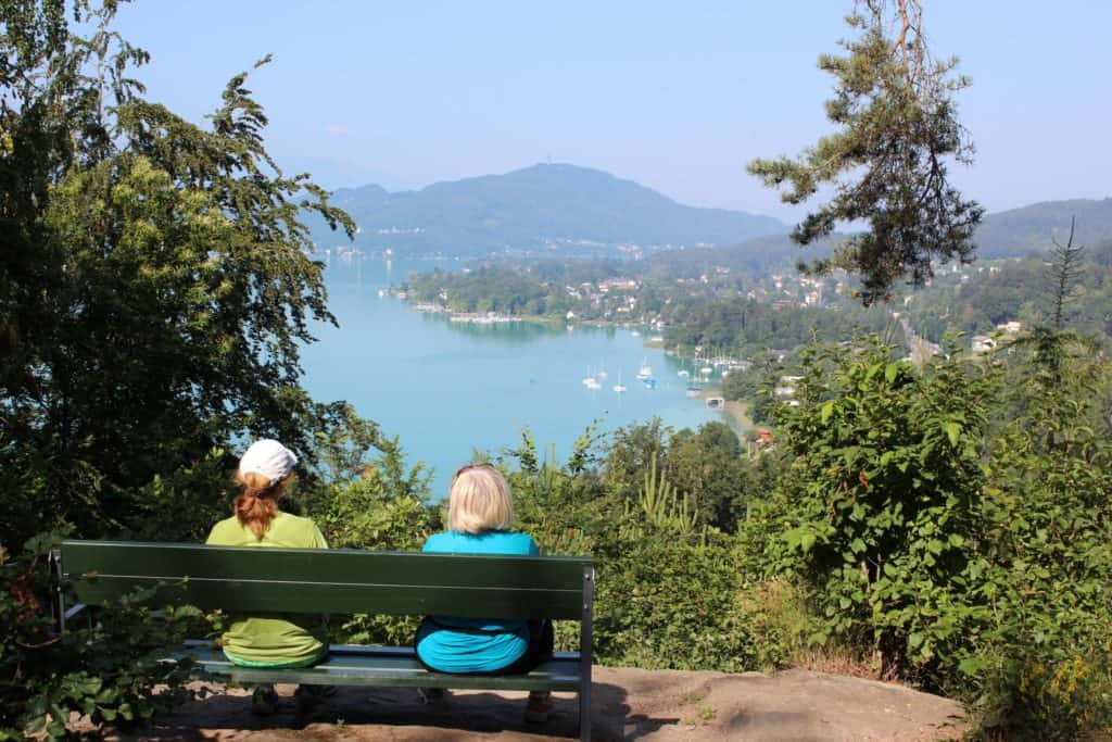 Aktivitäten Klagenfurt Kreuzbergl Wanderer Aussicht Wörthersee