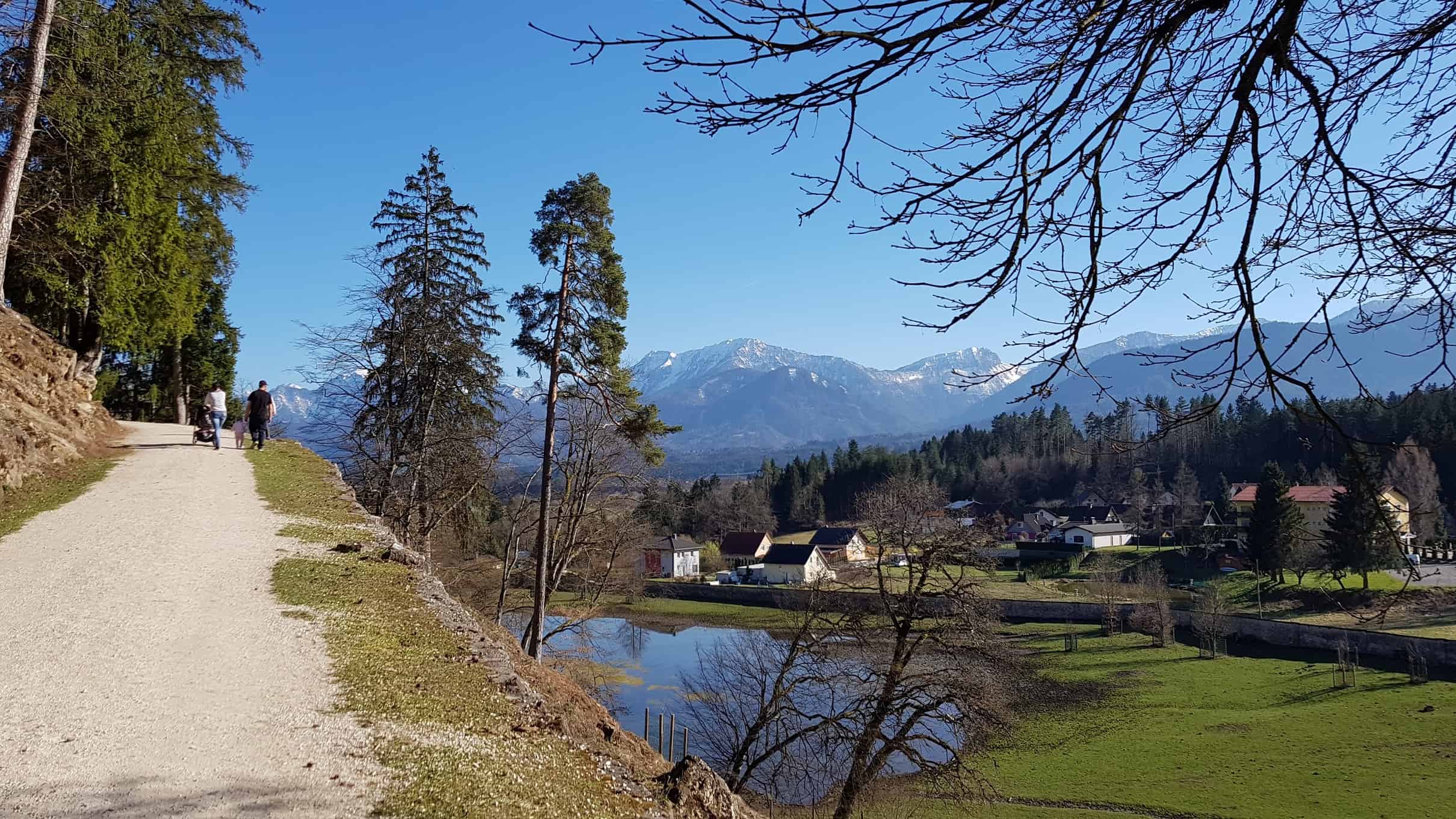 Wandern mit Kinderwagen durch Tierpark Rosegg