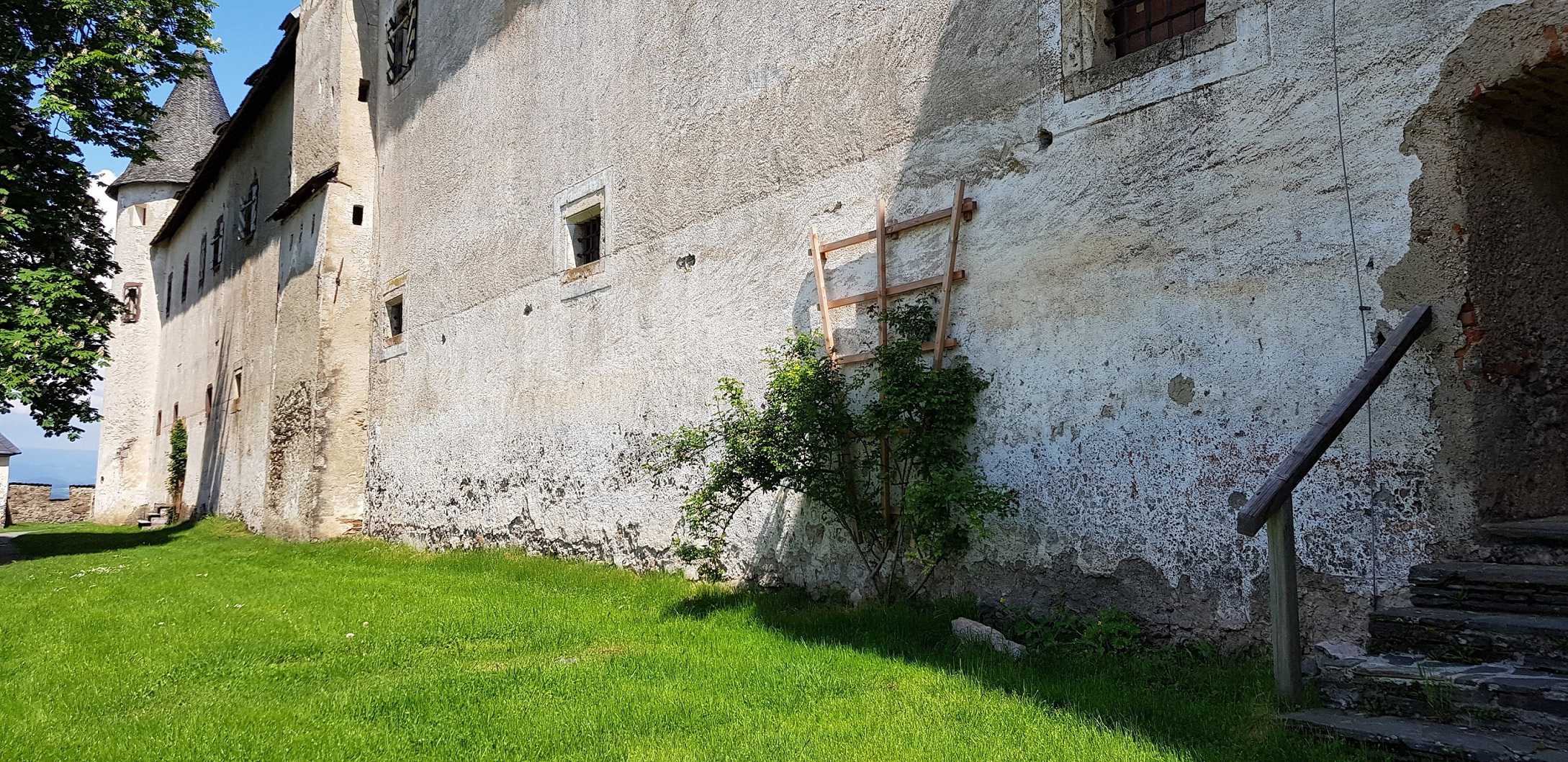 Wanderung auf die Burg Hochosterwitz - alte Mauern und Garten