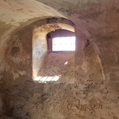 Mittelalterliche Burgmauern mit Fenster auf der Burg Hochosterwitz in Österreich