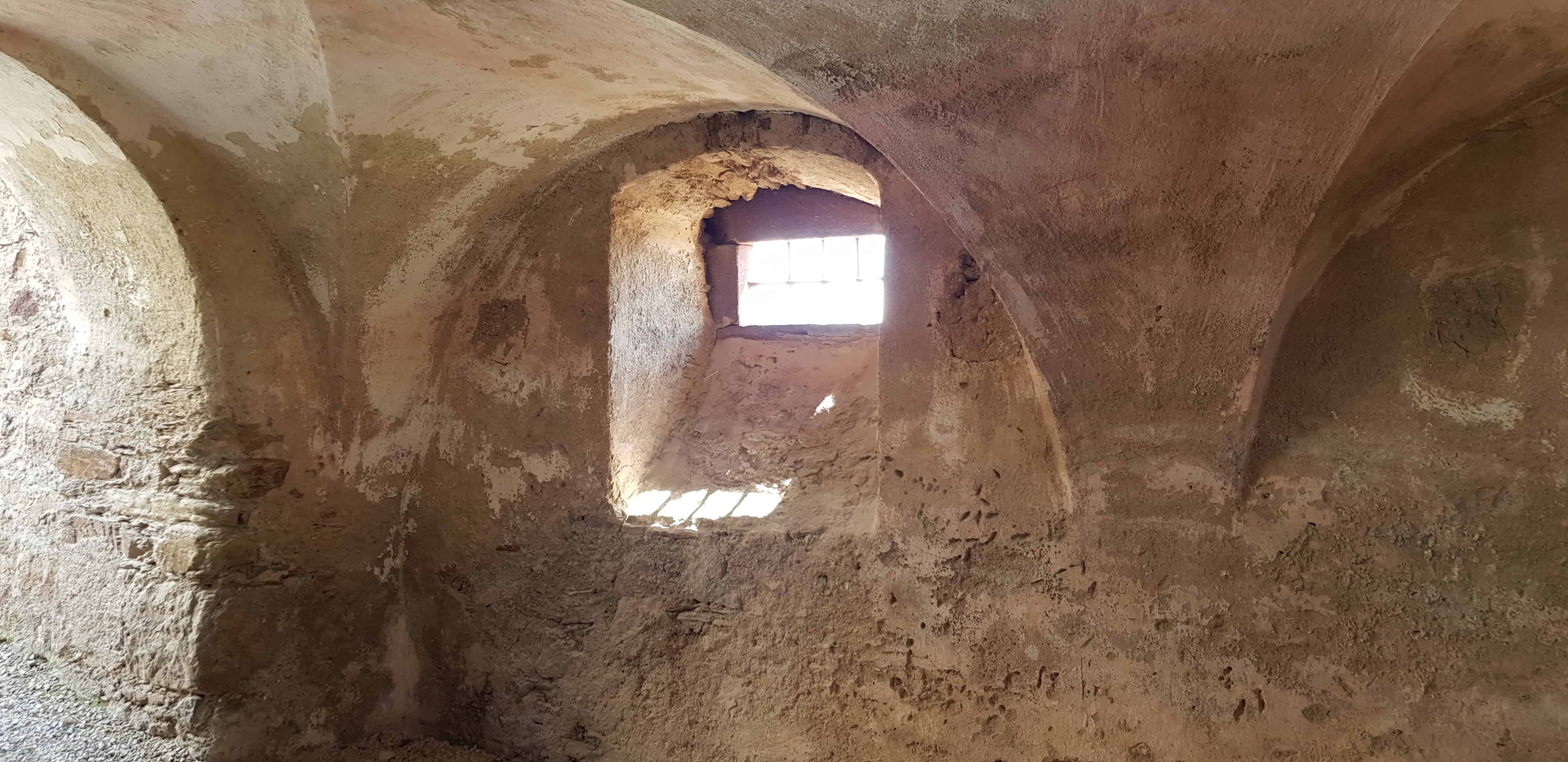 Mittelalterliche Burgmauern mit Fenster auf der Burg Hochosterwitz in Österreich