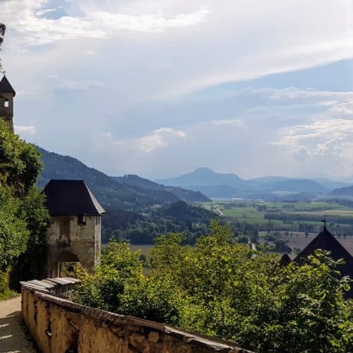 Wanderweg auf die Burg Hochosterwitz in Kärnten, Österreich