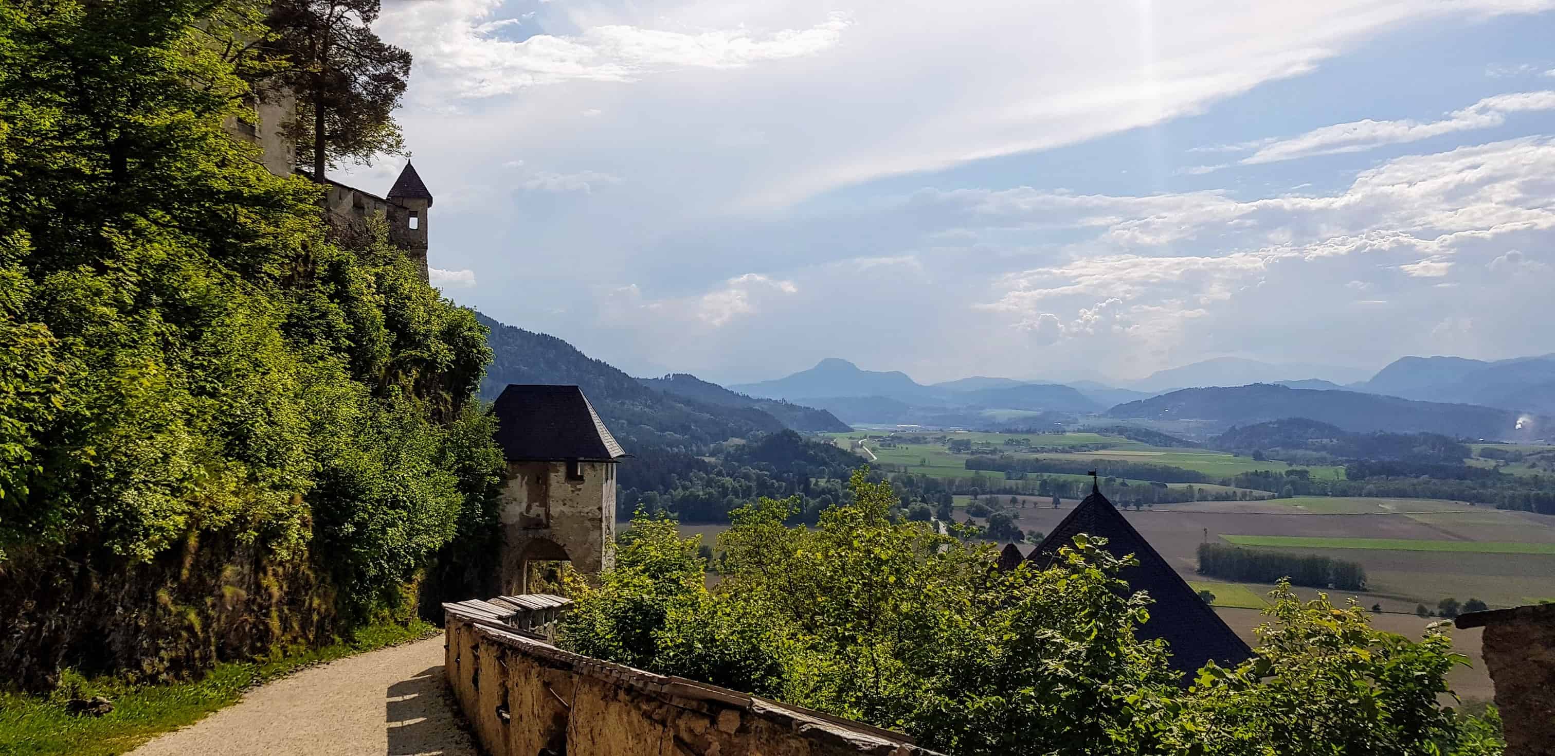 Wanderweg auf die Burg Hochosterwitz in Kärnten, Österreich