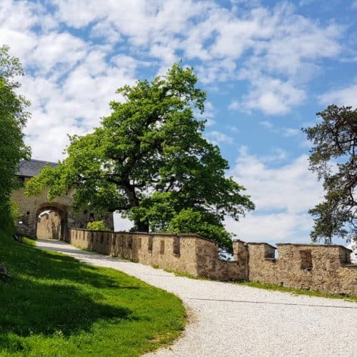 Wunderschöner Burgweg auf die Burg Hochosterwitz, eines von Kärntens TOP-10 Ausflugszielen in der Urlaubsregion Mittelkärnten