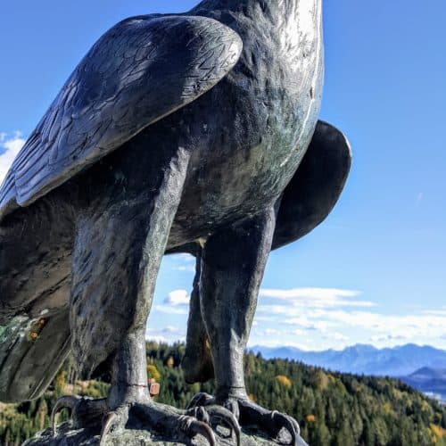Adler aus Stein auf der Adlerarena Burg Landskron in Kärnten bei Villach am Ossiacher See
