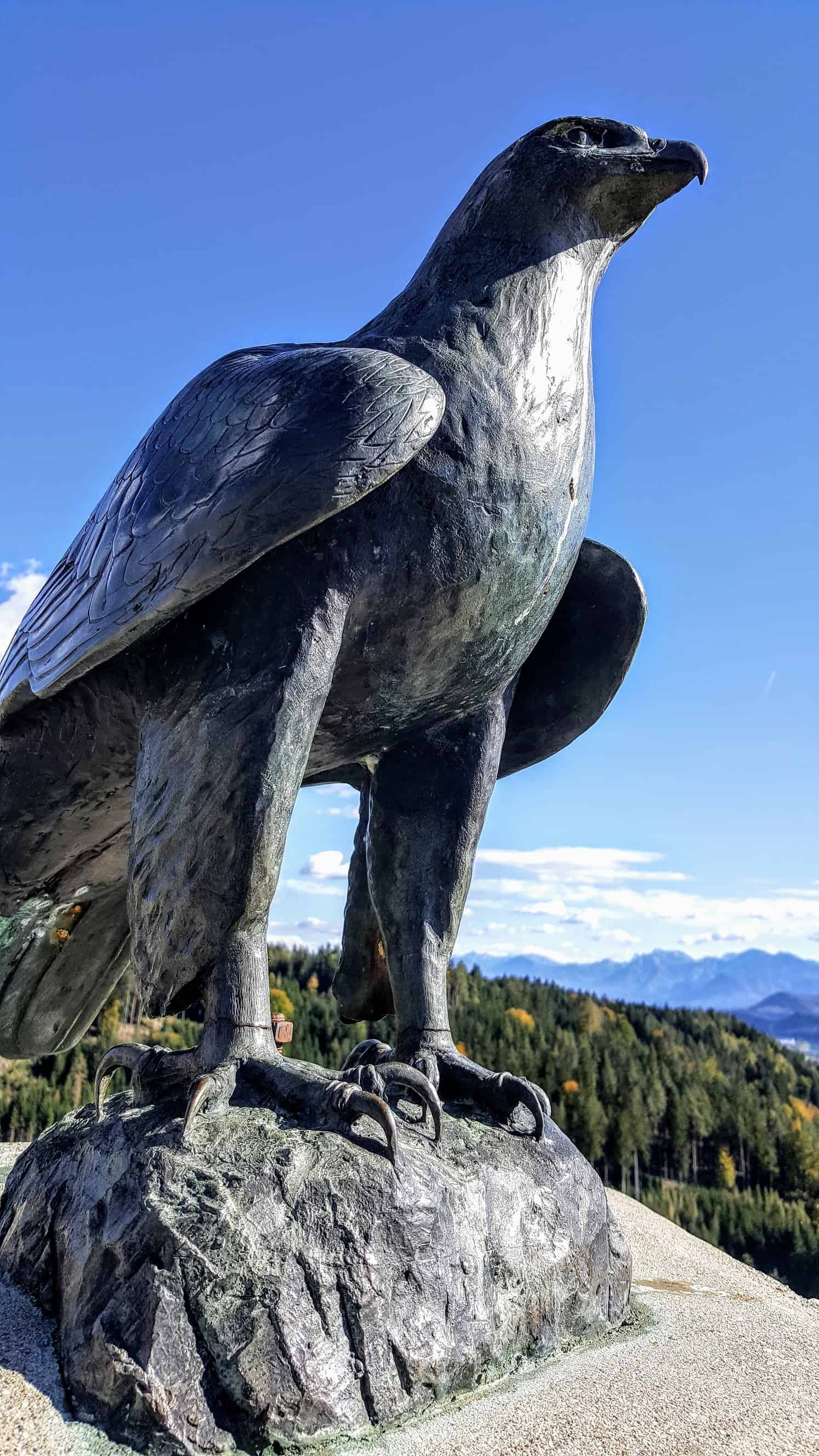 Adler aus Stein auf der Adlerarena Burg Landskron in Kärnten bei Villach am Ossiacher See