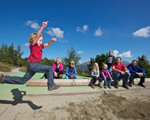 Kind beim Weitsprung - Kindererlebniswelt Almzeit auf der Turracher Höhe in Kärnten