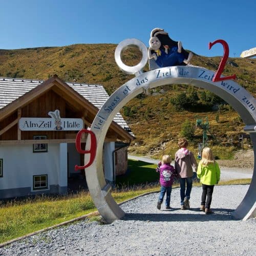 Eingang zur Nocky's Almzeit - Erlebnisspielplatz für Kinder und Familien auf der Turracher Höhe in Kärnten & Steiermark