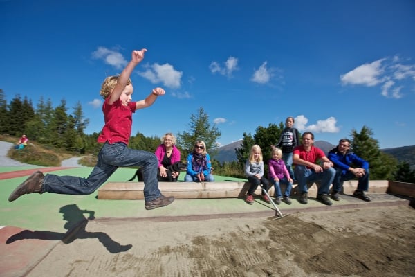 Kind beim Weitsprung - Kindererlebniswelt Almzeit auf der Turracher Höhe in Kärnten