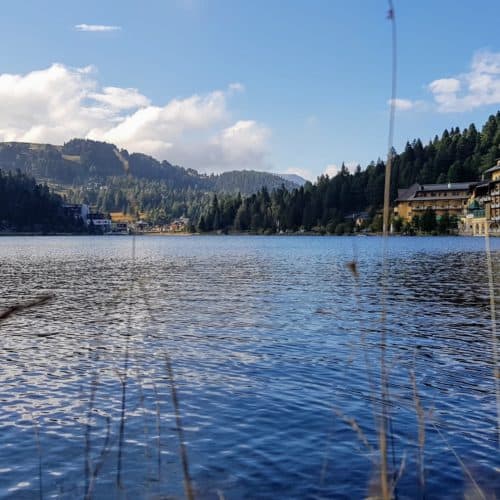 Turracher See als Ausflugstipp in der Region Nockberge bei der Grenze Kärnten und Steiermark auf der Turrach