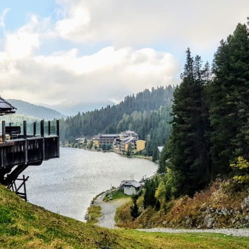 Wanderung rund um den Turracher See in Kärnten - Hütte mit Weg zum See