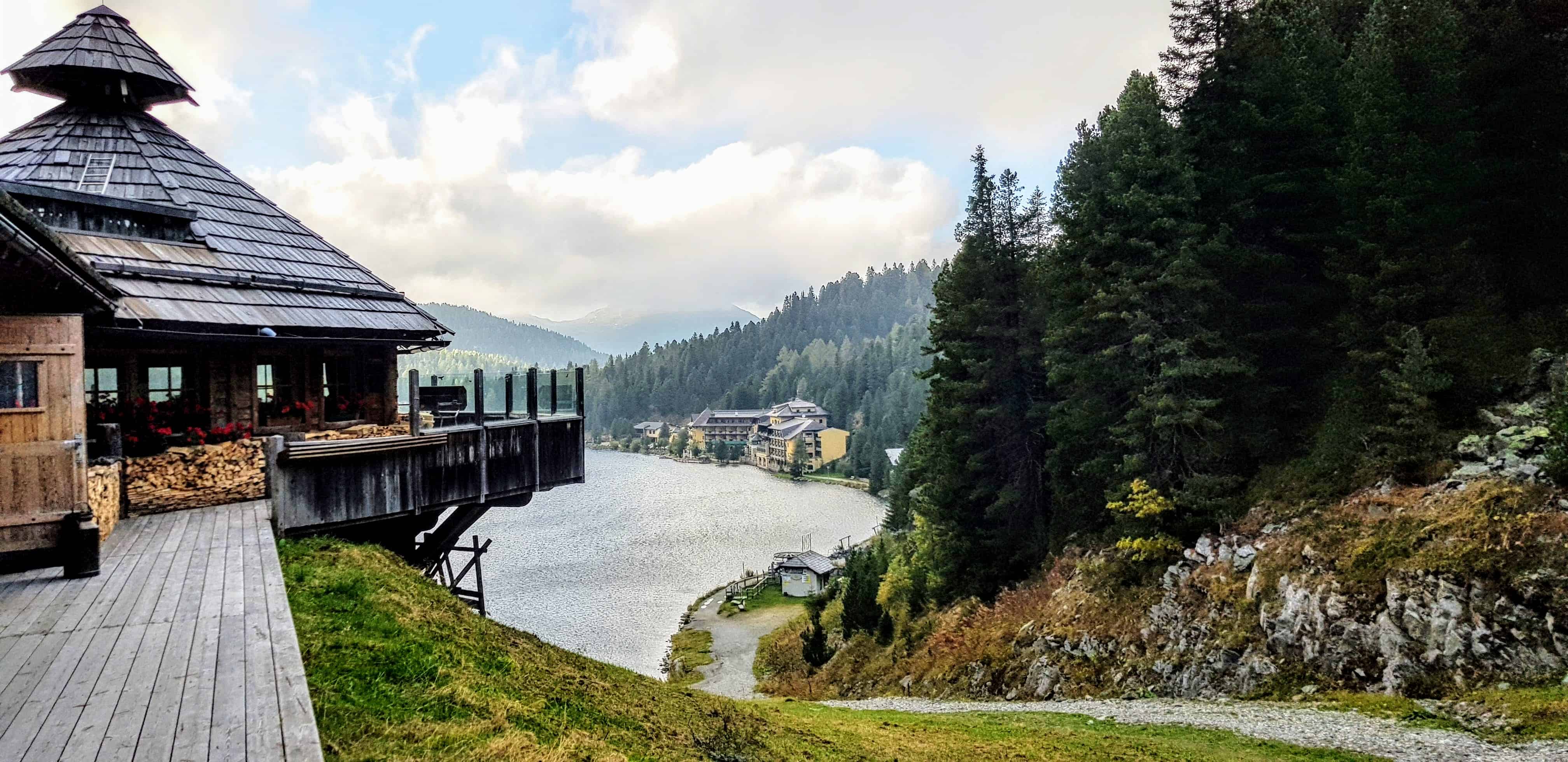 Wanderung rund um den Turracher See in Kärnten - Hütte mit Weg zum See