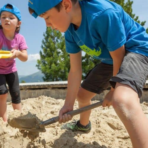 Kinder spielen im Sandkasten in der Kindererlebniswelt Nocky's Almzeit auf der Turracher Höhe in Österreich
