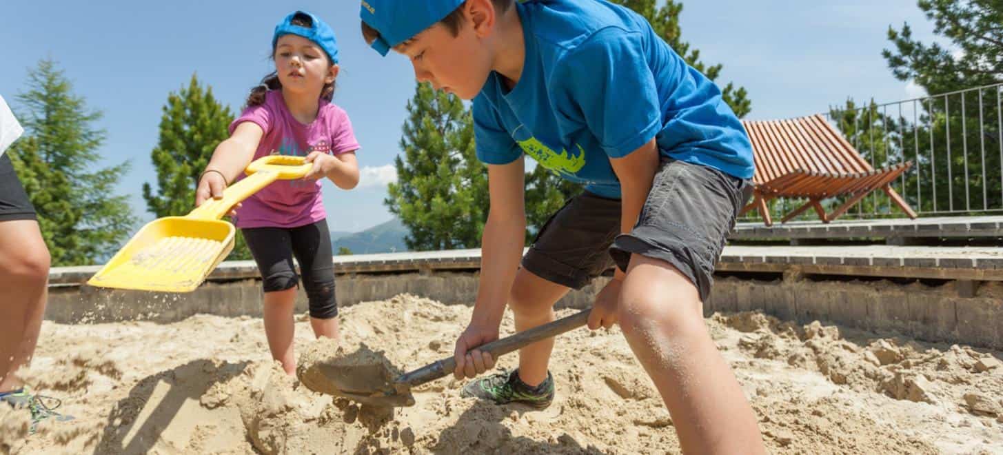 Kinder spielen im Sandkasten in der Kindererlebniswelt Nocky's Almzeit auf der Turracher Höhe in Österreich