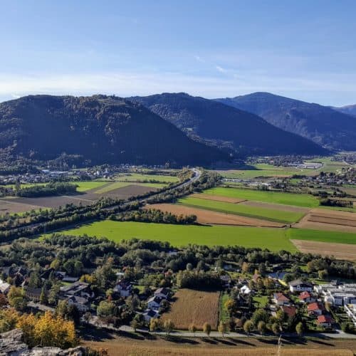 Aussicht Aderarena Burg Landskron ins Gegendtal Richtung Treffen bei Villach