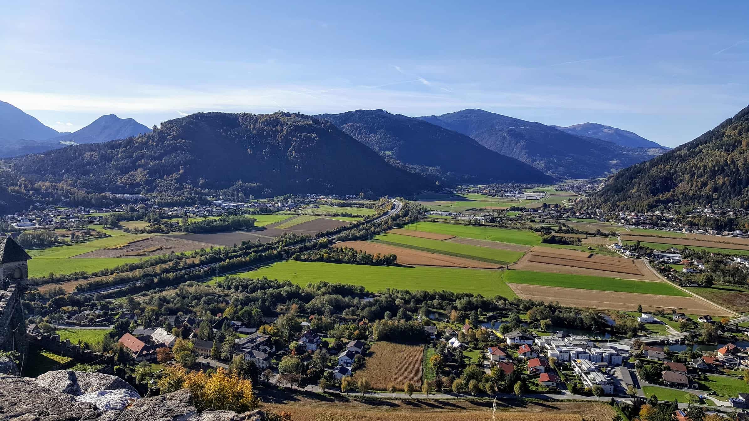 Aussicht Aderarena Burg Landskron ins Gegendtal Richtung Treffen bei Villach