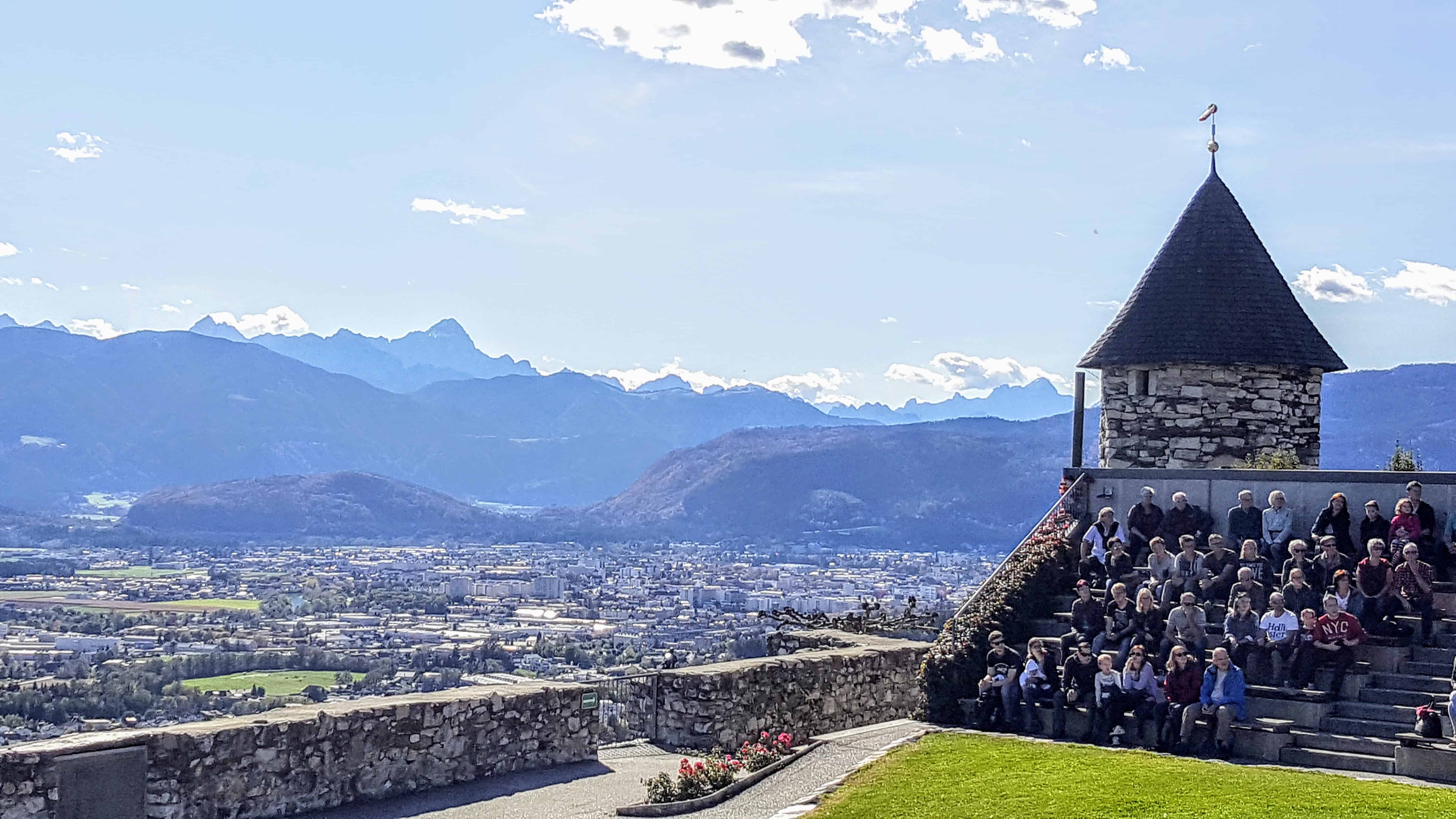 Aussicht Adlerarena Burg Landskron Flugschau Karawanken und Villach Blick