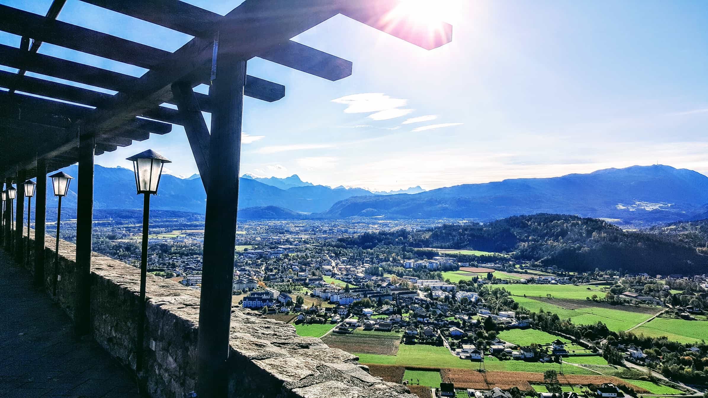 Aussicht Adlerarena Burg Landskron auf Villach in der Nähe vom Wörthersee in Kärnten