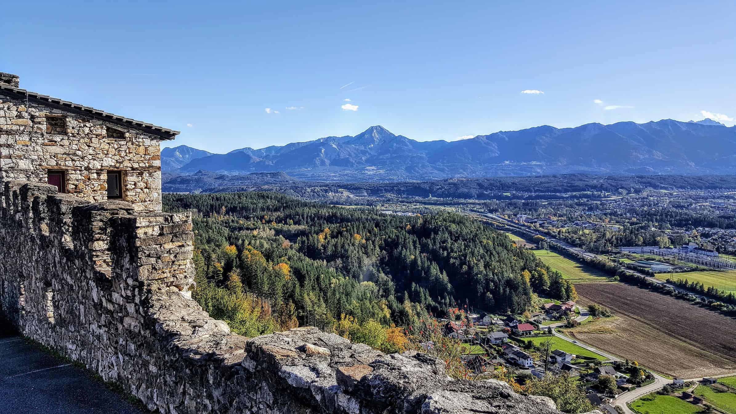 Blick auf Karawanken von Adlerarena Burg Landskron Ossiacher See