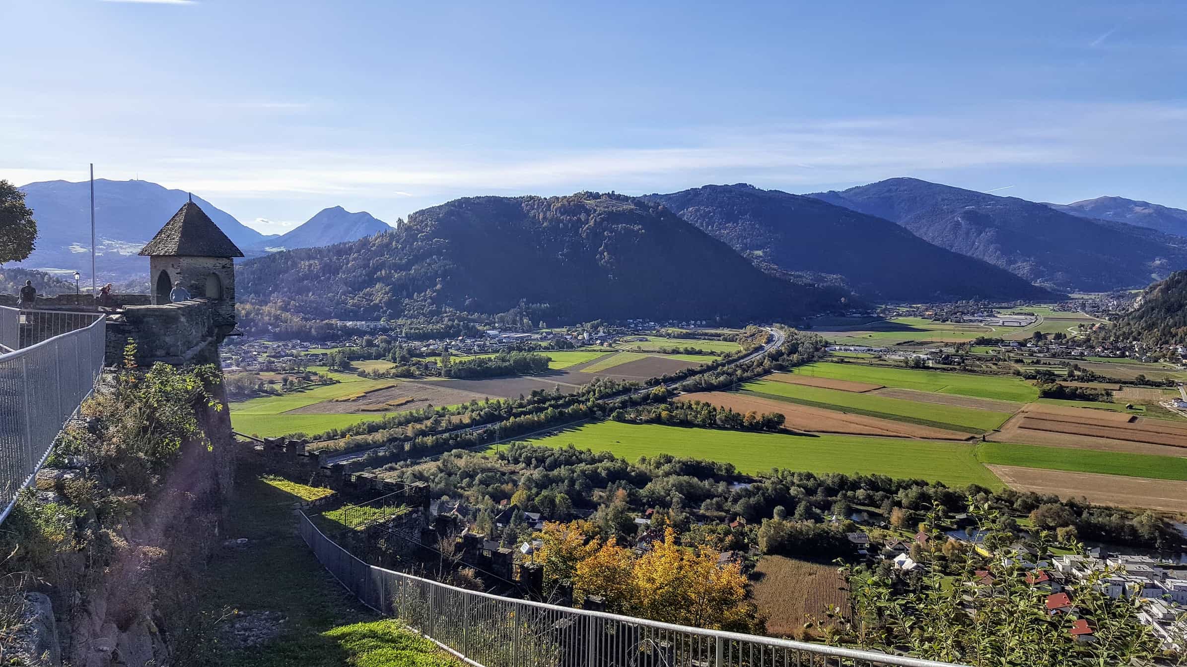 Aussicht Richtung Treffen bei Villach von Adlerarena Burg Landskron