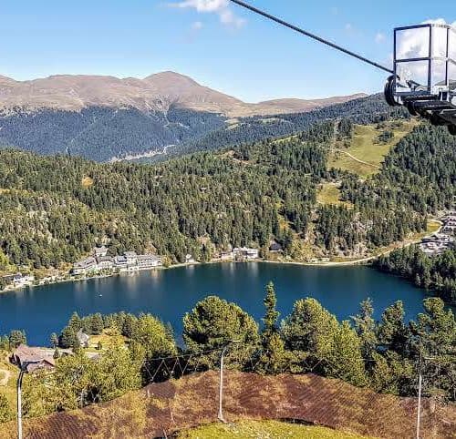 Blick auf Turracher See bei Bergfahrt mit Bergbahn Panoramabahn zum Startplatz Nocky Flitzer und Almzeit. Gratis mit der Kärnten Card.