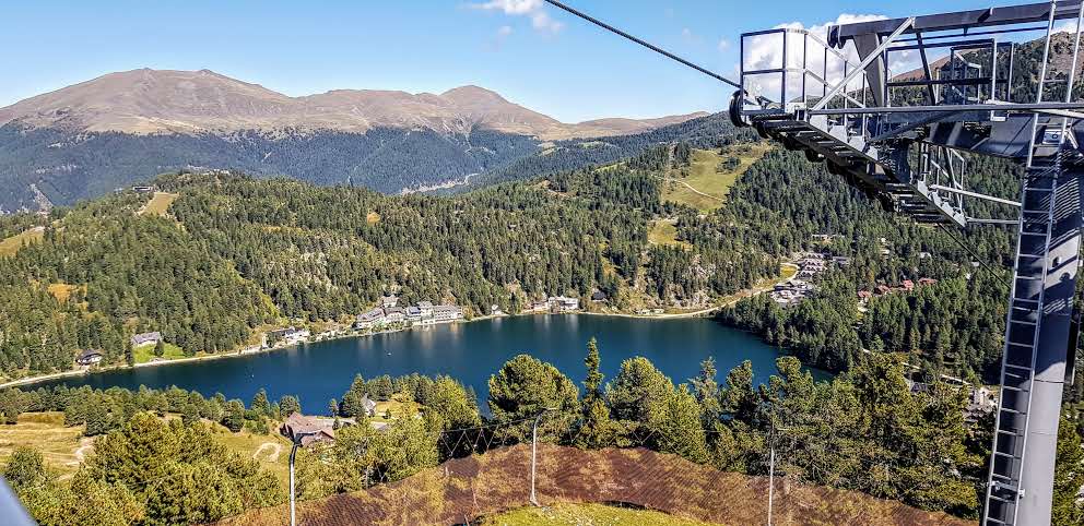 Blick auf Turracher See bei Bergfahrt mit Bergbahn Panoramabahn zum Startplatz Nocky Flitzer und Almzeit. Gratis mit der Kärnten Card.