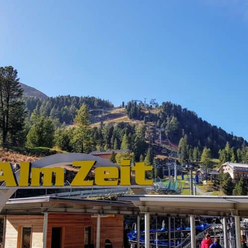 Bergbahn Panoramabahn auf der Turracher Höhe. Im Hintergrund sieht man auch die Sommerrodelbahn Nocky Flitzer.