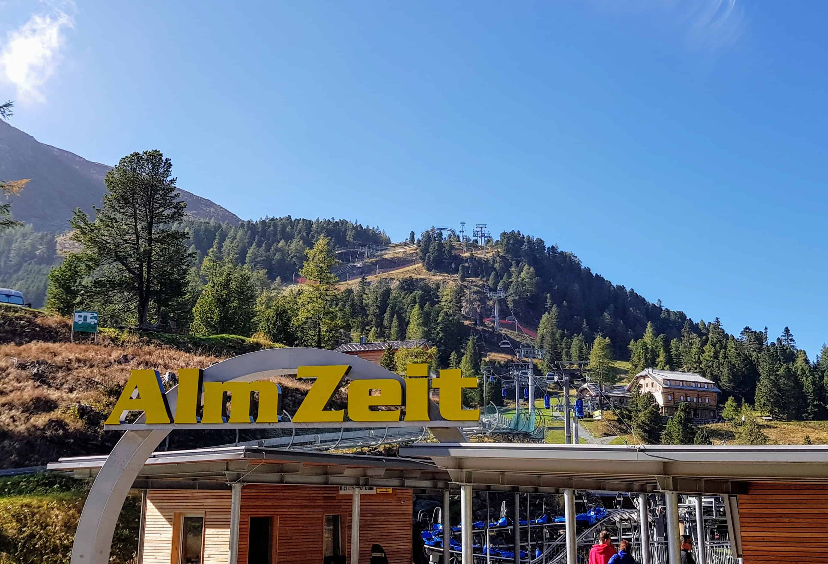 Bergbahn Panoramabahn auf der Turracher Höhe. Im Hintergrund sieht man auch die Sommerrodelbahn Nocky Flitzer.