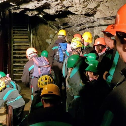 Besucher bei Bergmannsrutsche im Schaubergwerk Terra Mystica in Bad Bleiberg - Sehenswürdigkeiten in der Nähe von Villach