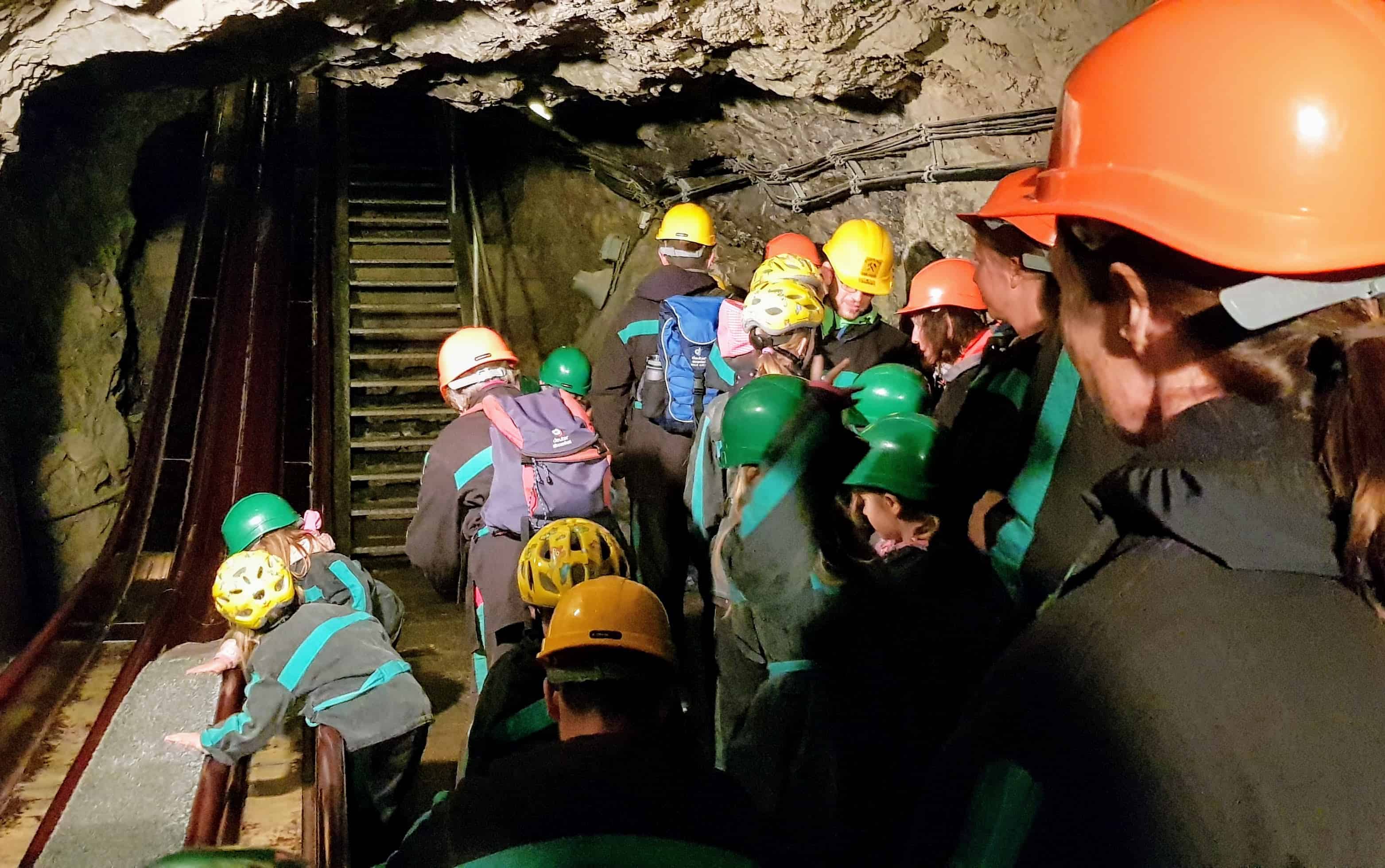 Besucher bei Bergmannsrutsche im Schaubergwerk Terra Mystica in Bad Bleiberg - Sehenswürdigkeiten in der Nähe von Villach