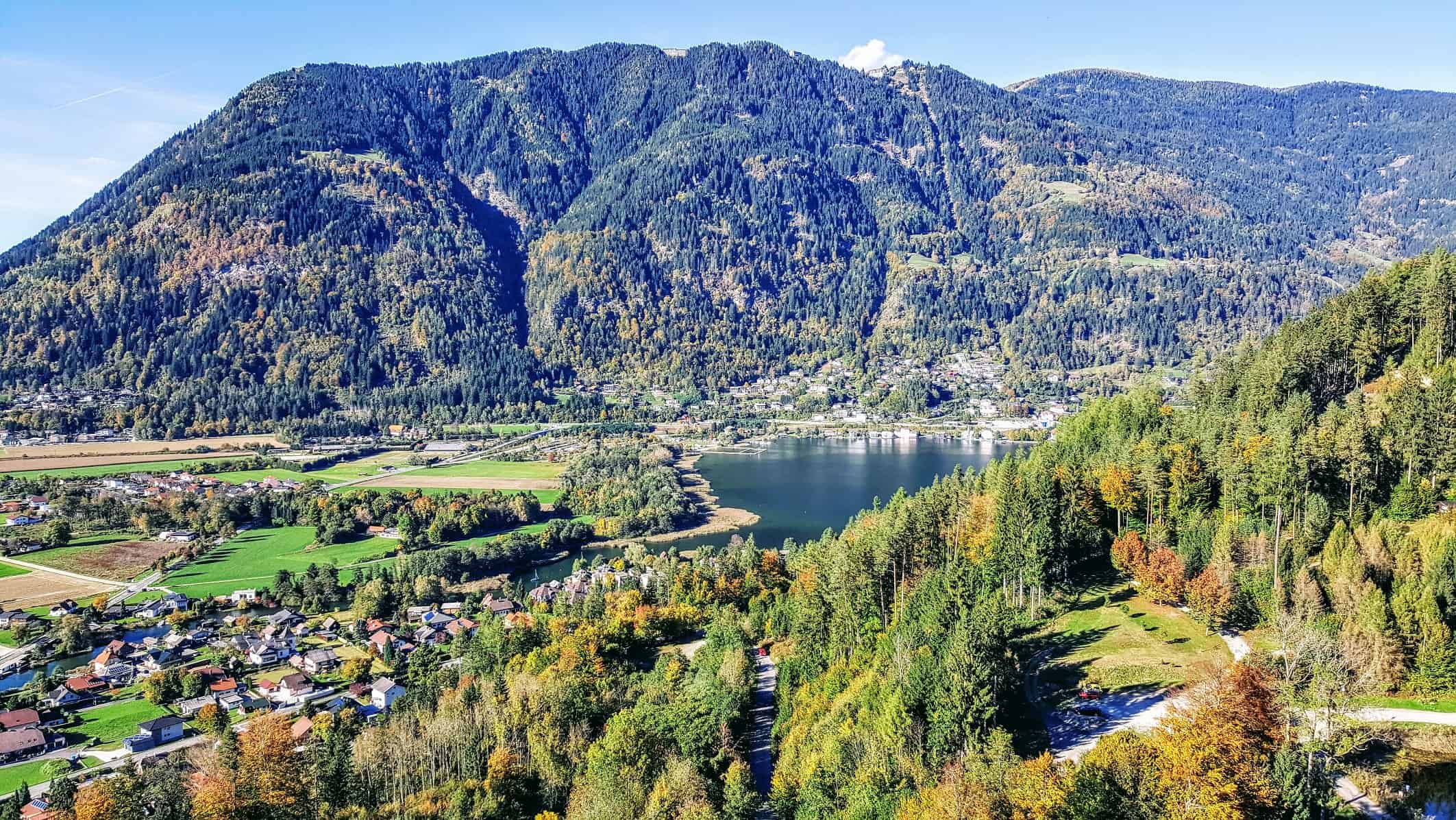 Blick auf Ossiacher See und Gerlitzen Alpe von Adlerarena Landskron Kärnten