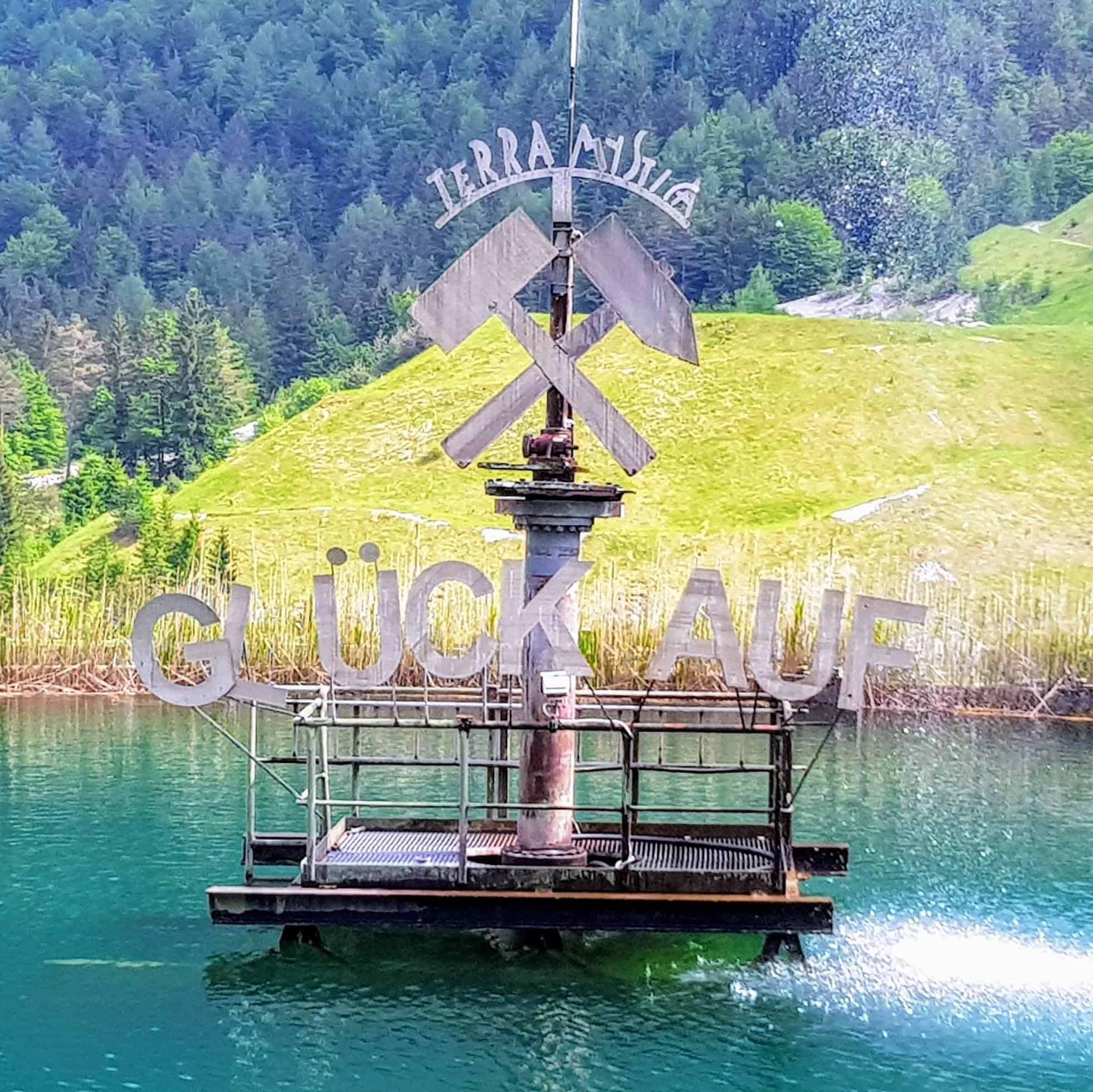 Glück auf! Brunnen vor Schaubergwerke Terra Mystica Montana Region Villach Kärnten