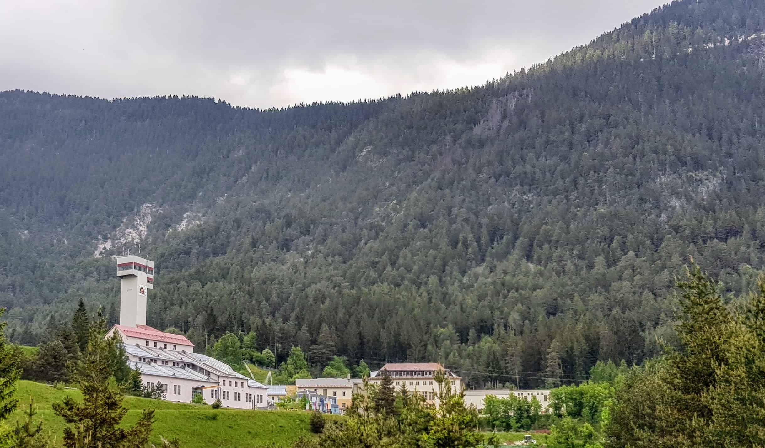 Die imposante Anlage der Schaubergwerke Terra Mystica & Montana im Naturpark Dobratsch