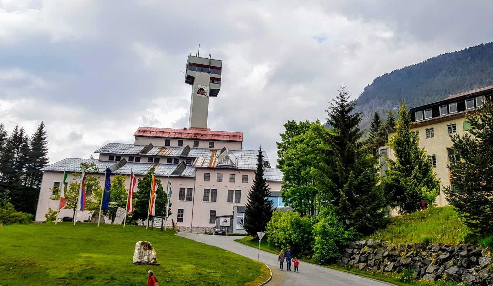 Das Gebäude der Schaubergwerke Terra Mystica und Montana - Familienfreundliche Ausflugsziele in Kärnten