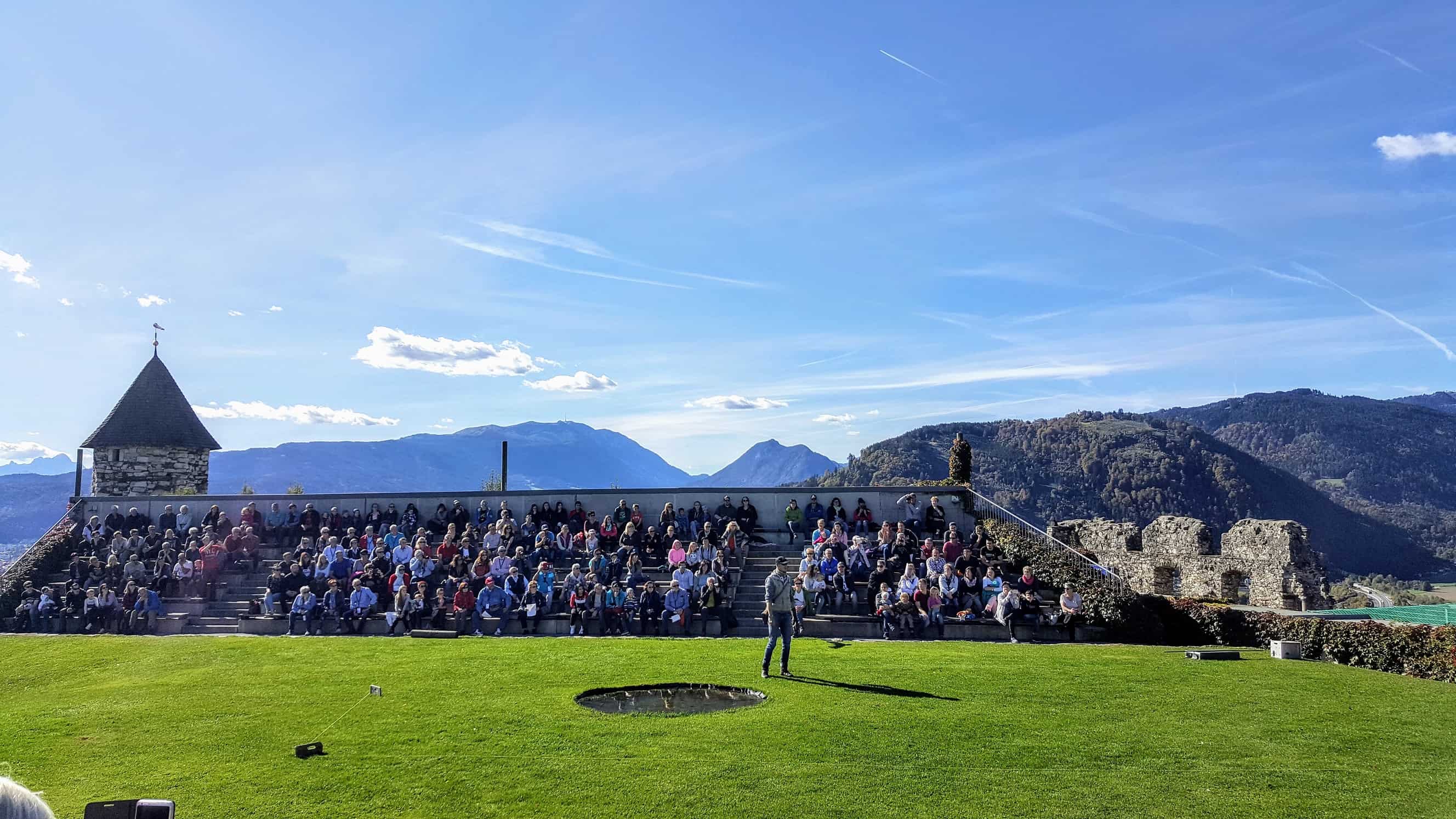 Flugschau Adlerarena Burg Landskron im Sommer Kärnten