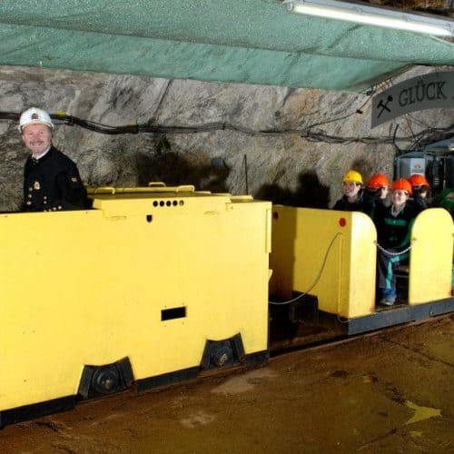 Spannender Ausflug in den Stollen des Bergwerks Terra Mystica. Unterwegs im Stollen mit Bahn.