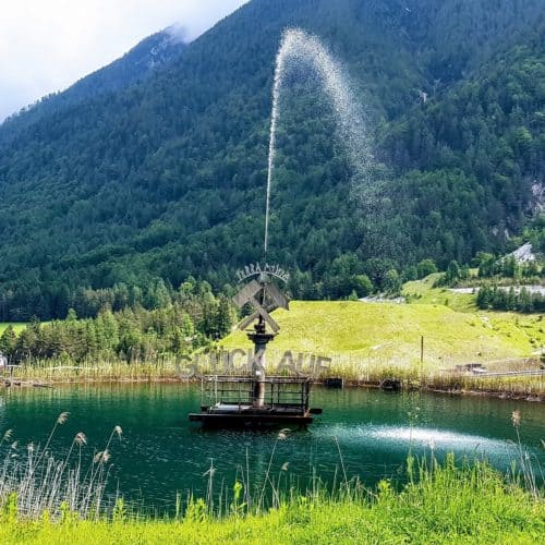 Brunnen und Teich bei Ausflug zu Schaubergwerken Terra Mystica und Montana in der Nähe von Villach.