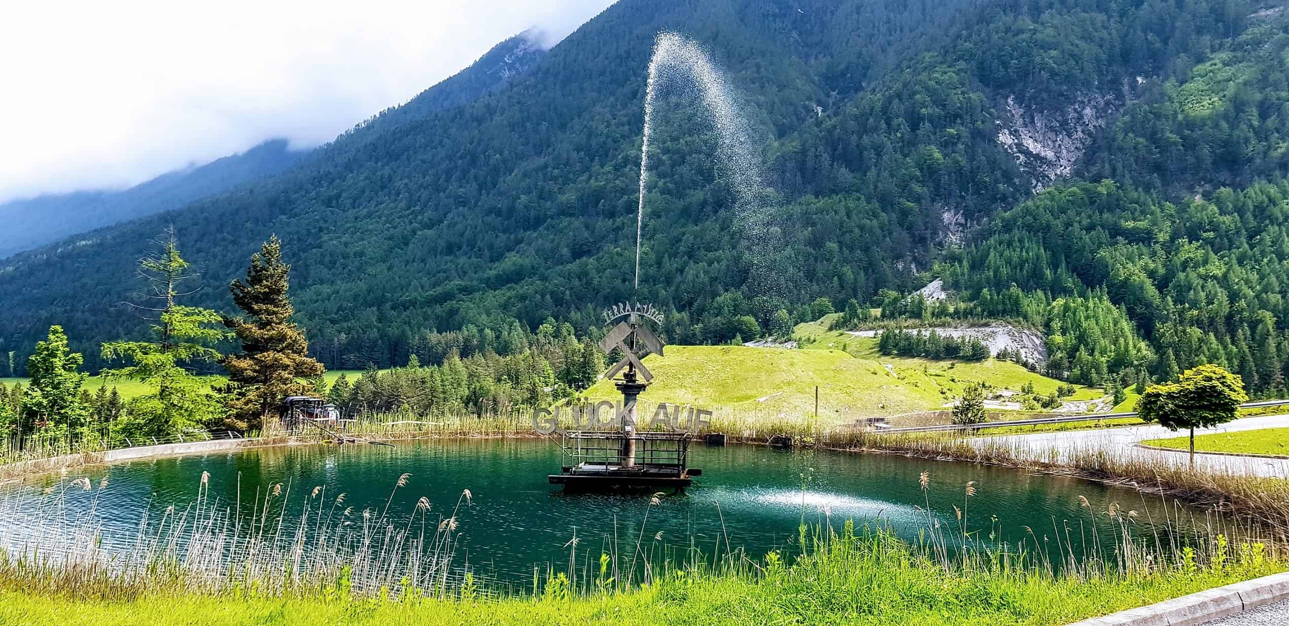 Brunnen und Teich bei Ausflug zu Schaubergwerken Terra Mystica und Montana in der Nähe von Villach.