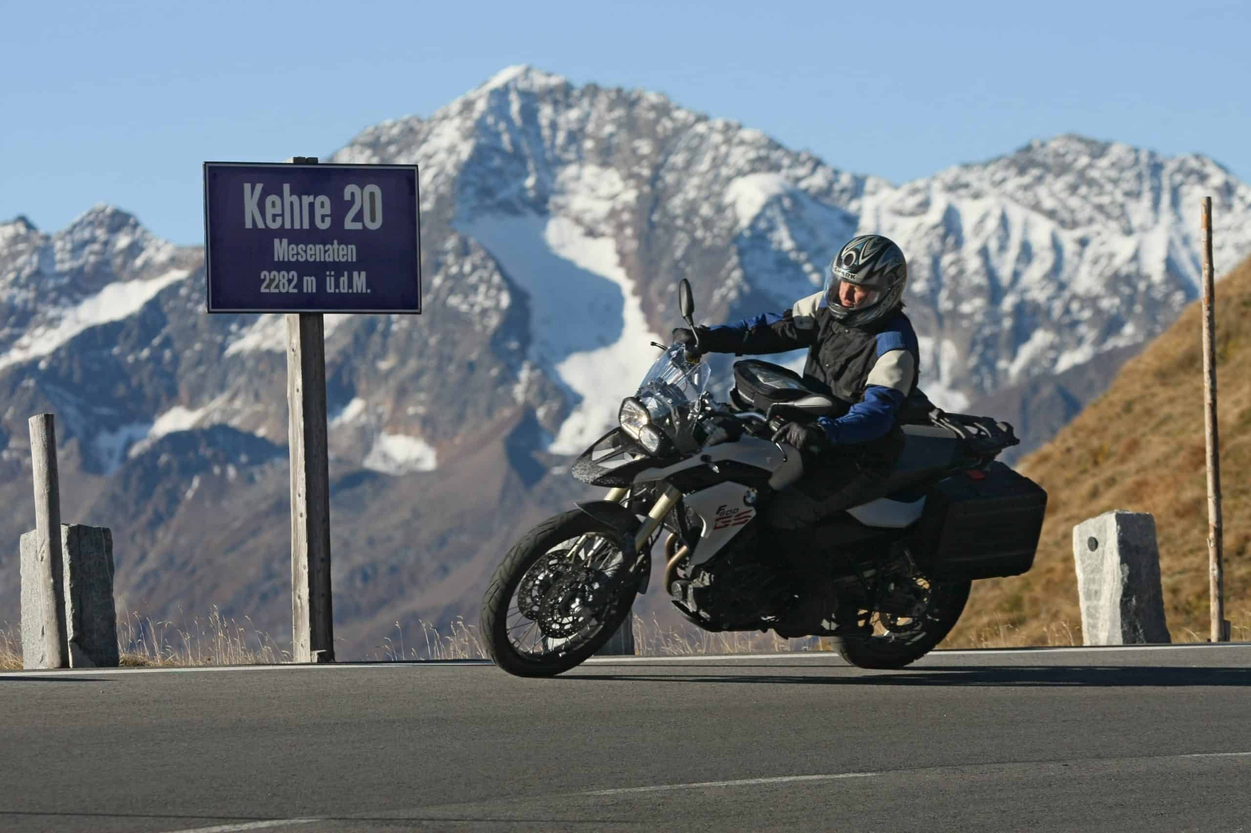 Motorradfahrer auf Großglockner Hochalpenstraße in Österreich - Sommer